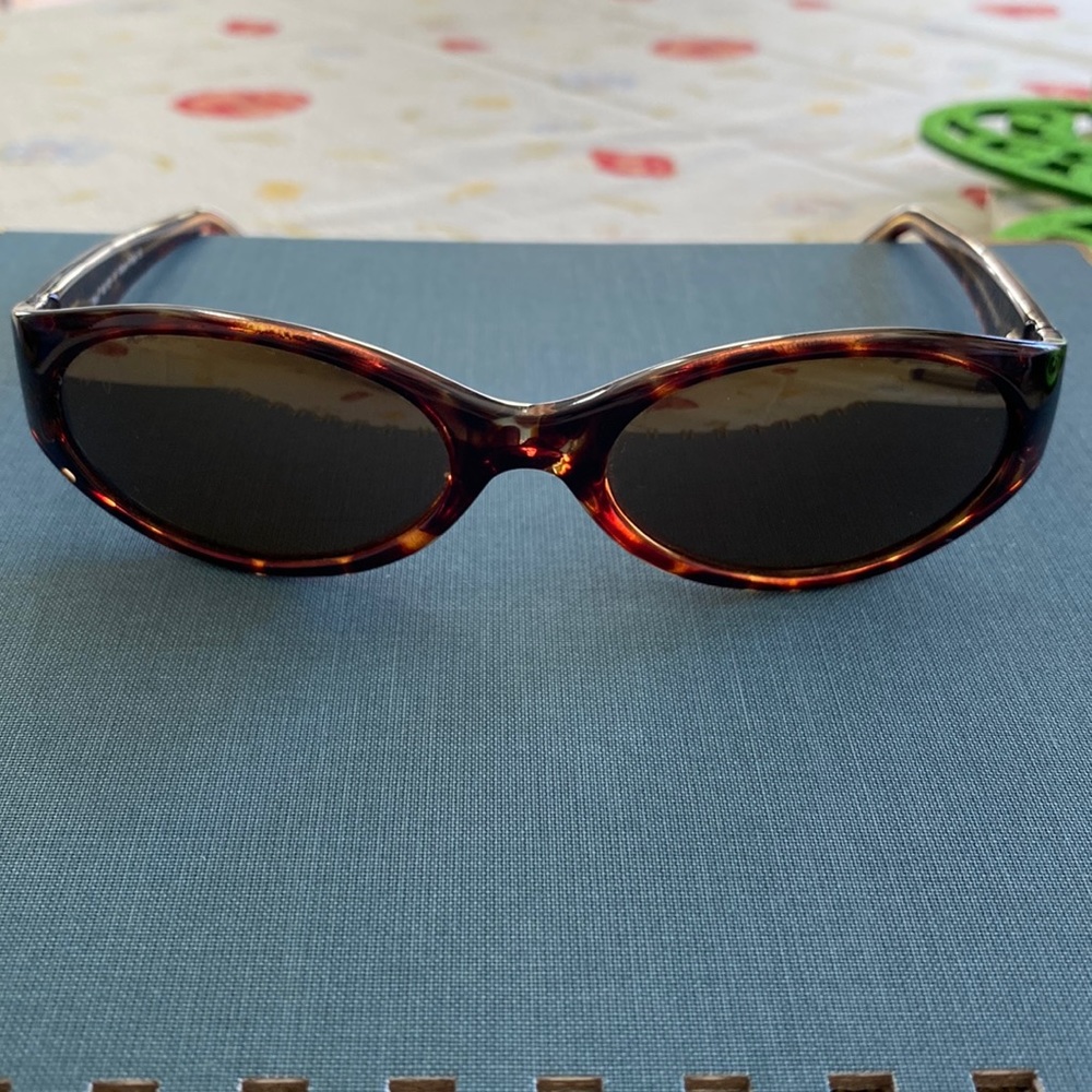 Maui Jim sunglasses with no scratches.  Pristine.